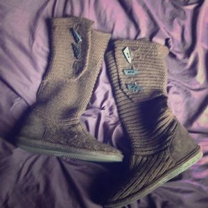 Size 7 crotchet bear paw boots.